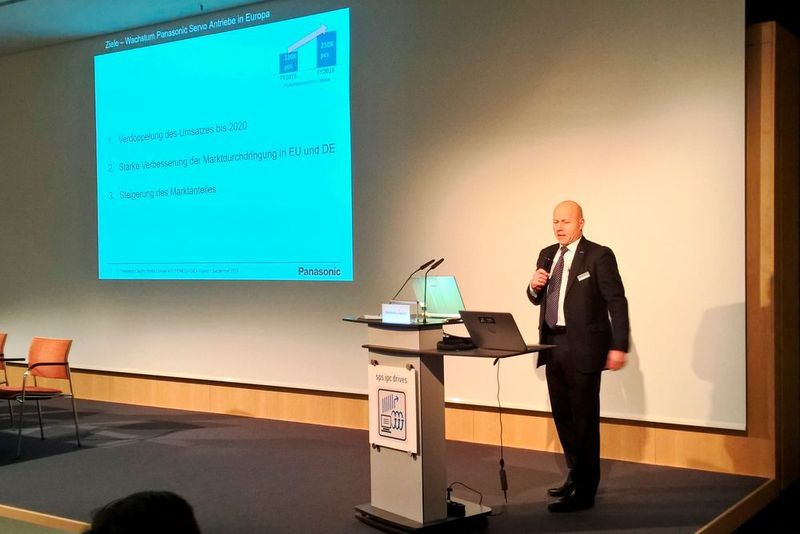 Michael Gartz der Panasonic Electric Works Europe AG stellte die Wachstumsziele im Bereich der Servoantriebe in Europa vor. U.a. will das Unternehmen in diesem Bereich bis den Umsatz bis 2020 verdoppeln. (S.Häuslein/konstruktionspraxis)