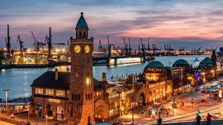 Bei Nacht schaut es im Hamburger Hafen gar nicht so schlecht aus. Doch bei Tage betrachtet, hinkt nicht nur dieser deutsche Seehafen den europäischen Wettbewerbern hinterher. An was es mangelt, hat die dpa jetzt erfahren ... (Bild: F. Sachsenmann)