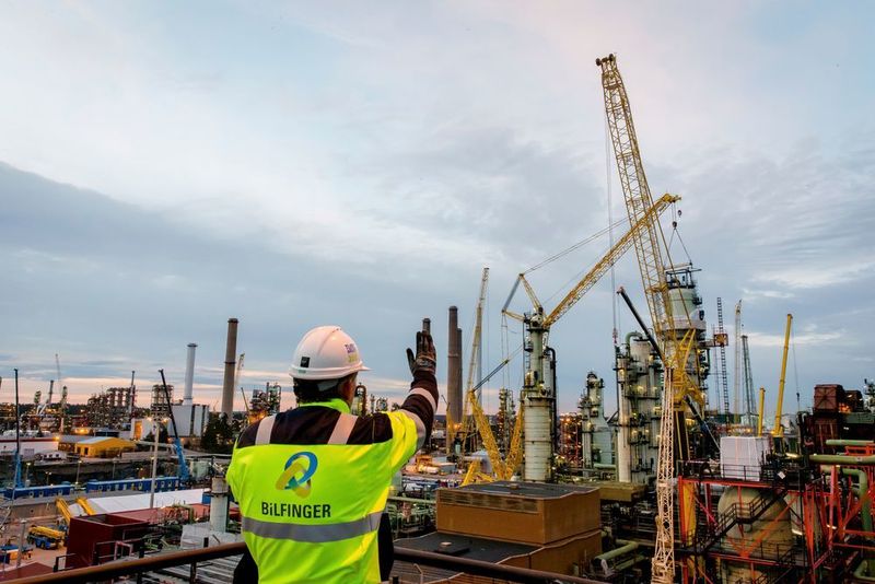 Bei sogenannten Turnarounds werden komplette Industrieanlagen abgeschaltet, gewartet, erneuert und wieder hochgefahren. Bilfinger ist Spezialist für solche Generalinspektionen. (Bilfinger SE)