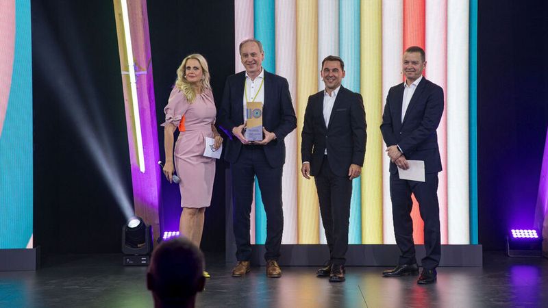 Sieger in der Kategorie „Best in Performance, Größenklasse M“ wurde das Autohaus Widmann und Winterholler, Thomas Grupp, Leiter Aftersales BMW Group Markt Deutschland und Sven Straub, Finanzgeschäftsführer Markt Deutschland gratulierten.  (Mini)