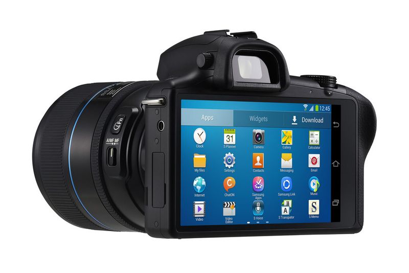 Die Galaxy-NX-Systemkamera ist mit Android 4.2 ausgestattet. Damit bietet die Kamera Smartphone-Funktionen, welche nun auch in der Fotografie eingesetzt werden können. So können die Aufnahmen personalisiert und in sozialen Netzwerken geteilt werden. Das Feature „S Suggest“ schlägt zudem neue Apps für die Kamera vor. (Bild: Samsung)