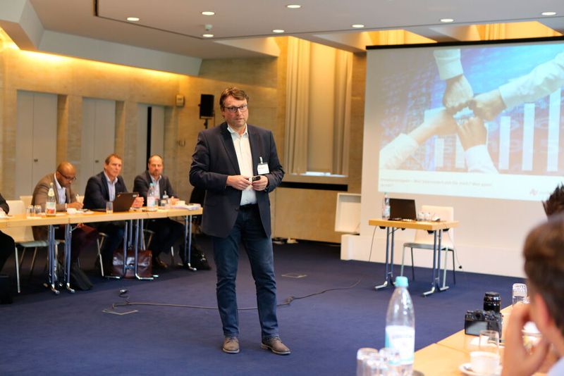 Heinz Faessen gibt den Start-ups Infos rund um Investoren, Corporate Venture Capital und Business Angel mit auf den Weg. (Comteam)