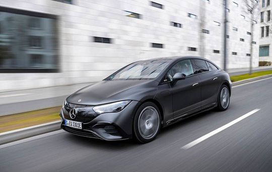 Ein Serienfahrzeug diente im Projekt als Versuchsträger für die innovative, komfort- und gewichtsoptimierte Antriebsstrang-Integration.(Bild:  Mercedes-Benz AG mit freundlicher Genehmigung)