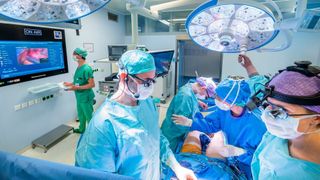 Mittels einer Kamera in der OP-Leuchte haben Studierende der Medizinischen Fakultät Heidelberg einen unverstellten Blick auf das OP-Feld. Ein Oberarzt kommentiert das Vorgehen und ein weiterer Arzt nimmt über einen Chat Fragen entgegen.  (Universitätsklinikum Heidelberg)