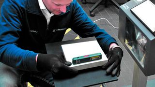 Eben oder krumm? Patrick Schultz, Leiter Auto-Tec beim TÜV Rheinland, prüft (Bilder 1–5), ob die Abnahmebühne in dieser Prüfstelle die Anforderungen an die HU-Scheinwerferprüfrichtlinie erfüllt. Ein Kfz-Betrieb muss für solch eine Kalibrierung circa 250 Euro zahlen. (Dominsky)