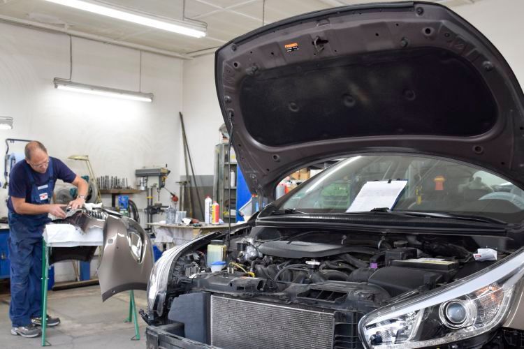 Gut geschulte Mitarbeiter arbeiten in der Karosserieabteilung. (Bild: Rubbel/»kfz-betrieb«)