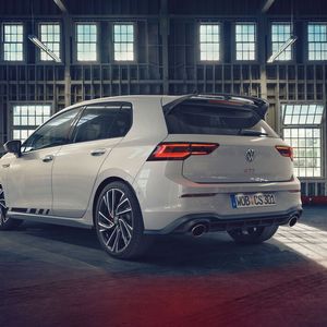 Das dezent verfeinerte Aerodesign des Clubsport soll im Vergleich zum GTI die Fahrdynamik verbessern und den Auftrieb verringern.(Bild:  Volkswagen)