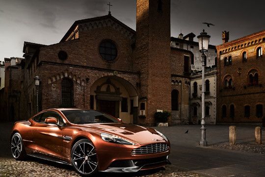 Der Vanquish steht ab Anfang 2013 bei den Händlern. (Foto: Aston Martin)
