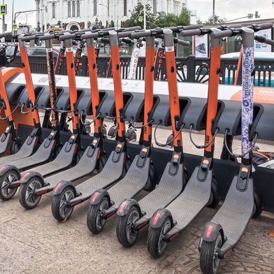 E-Scooter sind nicht immer so ordentlich verräumt. Immer häufiger sind sie in Unfälle verwickelt. Die Bundesregierung will nun die Haftungsfrage neu beantworten. (Bild: frei lizenziert)