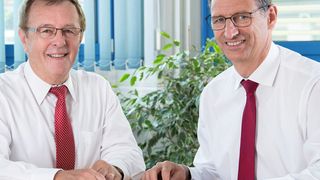 Die erweiterte Geschäftsführung von Fertig Motors: Erwin Fertig (links) übergibt die operative Geschäftsführung an Dietmar Hamberger, verbleibt aber in der Geschäftsführung des Unternehmens. (Bild: Beckhoff)