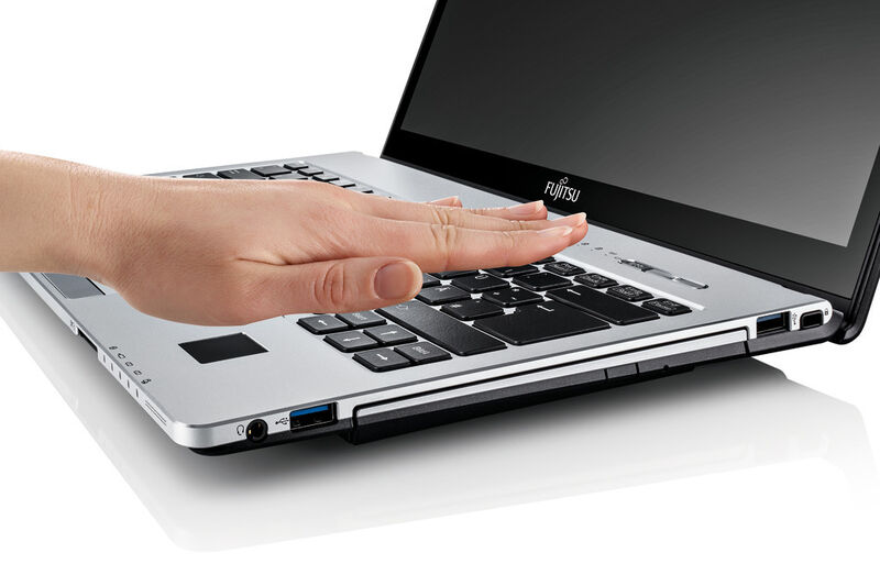 Der Handvenenscanner Palmsecure im Fujitsu Lifebook S935 arbeitet berührungslos. Er erfasst das Venenmuster per Infrarotsensor. Das optische Laufwerk im S935 kann durch einen zusätzlichen Akku ersetzt werden. (Bild: Fujitsu)
