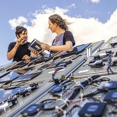 Das HZB-Team betreibt am HZB ein Freiluftlabor, wo ganz verschiedene Solarzellen unter realen Bedingungen Monate oder Jahre lang Wind und Wetter ausgesetzt sind. (Bild: Silvia Steinbach)