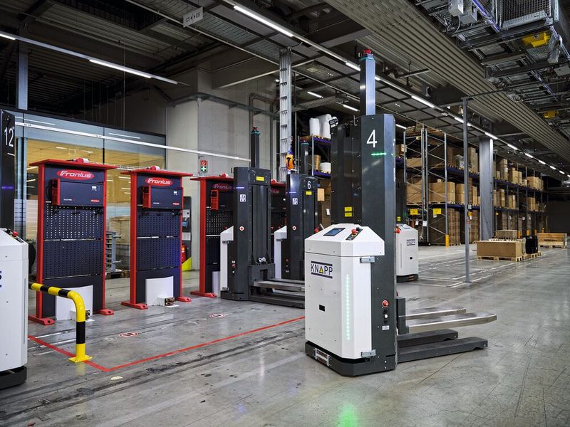 Effizientes Energiemanagement bedeutet, dass der AMR automatisch zur Ladestation fährt, wenn es keine unmittelbaren Transportaufträge gibt. Die Ladegeräte für die Open Shuttles sind ein Produkt von Fronius. (Bild: B. Niederwieser/Knapp)