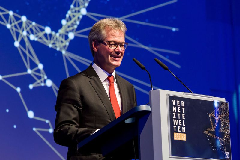 Geschäftsführer Vogel Business Media, Stefan Rühling begrüßt zur Gala „Vernetzte Welten“ zum 125. Geburtstag des Fachmedienhauses. (Stefan Bausewein)