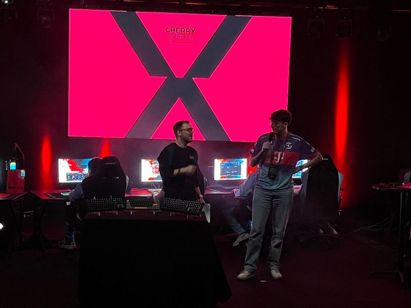 Um die Marke bekannter zu machen, kooperiert Cherry mit bekannten E-Sports-Teams. Beim Launch war der bekannte Leage-of-Legends-Spieler Lukas Schändel alias RvNx Mango von SK Gaming mit von der Partie. (Bild: Vogel IT-Medien)