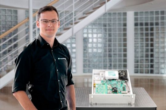 Alexander Noack neben dem „QRNG R19-Zoll“-Demonstrator.(Bild:  Fraunhofer IPMS)
