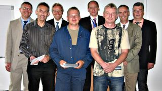 Über eine dicke Prämie freut sich das Trio, das die Idee austüftelte, wie die Gelenke der Armaturen in der eigenen Werkstatt bearbeitet werden können. (Bild: MKT)