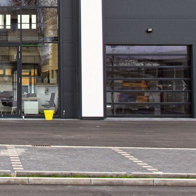 Leere Kundenparkplätze: Im Automobilhandel ging im Januar nicht allzu viel. (Bild: Stoppanski)