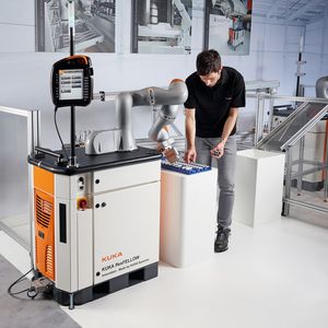 Die ortsflexible Plattform Flex-Fellow lässt sich manuell an den Arbeitsplatz fahren und ermöglicht so die Kombination von manuellen und automatischen Tätigkeiten.