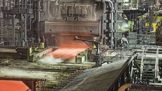 Bis zu 510 mm dick sind die Bleche, welche die Dillinger Hütte an Siempelkamp für eine 500-MN-Gesenkschmiedepresse geliefert hat. (Bild: Dillinger Hütte)