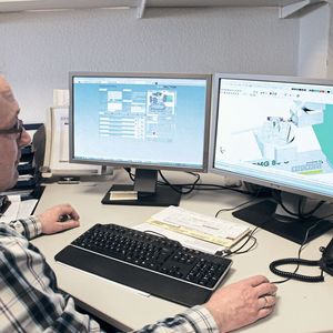 Zentrale gemeinsame Datenbasis: Die Datenbanken für Werkzeug- und Fertigungsdaten sichern einen durchgängigen NC-Prozess bis hin zur Maschinensimulation. Die Anbindung der Werkzeugverwaltung an das Werkzeug-Voreinstellgerät soll stets für aktuelle Werkzeugdaten im System sorgen.