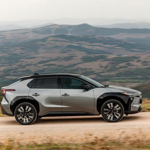 Äußerlich hat Toyota den Crossover einmal glattgezogen und auf den aktuellen Familienlook getrimmt.(Bild:  Toyota)