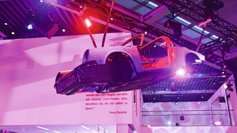 Eine Porsche-Targa-Karosserie empfing die geladenen Gäste am Eröffnungsabend. (Bild: Ulf Schaumlöffel)