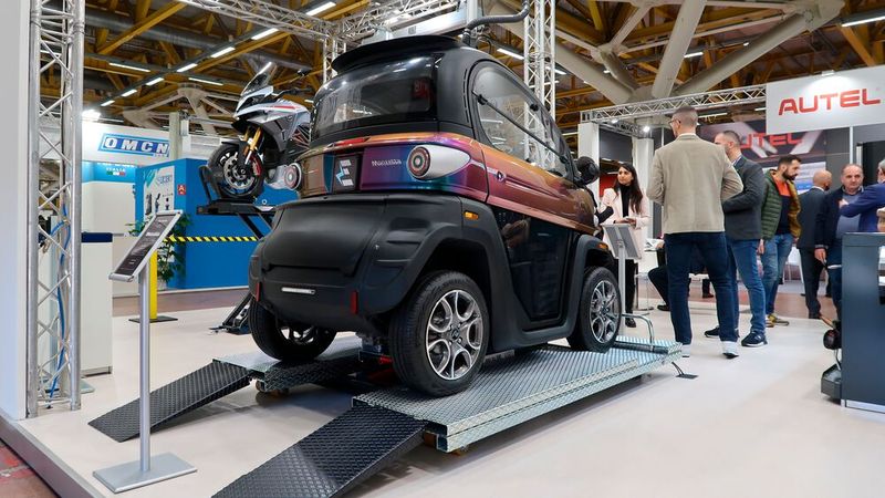 Wer häufig an Kleinstwagen arbeitet, braucht hierfür keine normal lange Hebebühne. Diesen Gedanken griff man bei Kiro auf, einem italienischen Spezialisten für kurze Pkw- sowie Motorradhebebühnen. Der deutsche Vertrieb läuft über Heni. (Bild: Diehl – VCG)