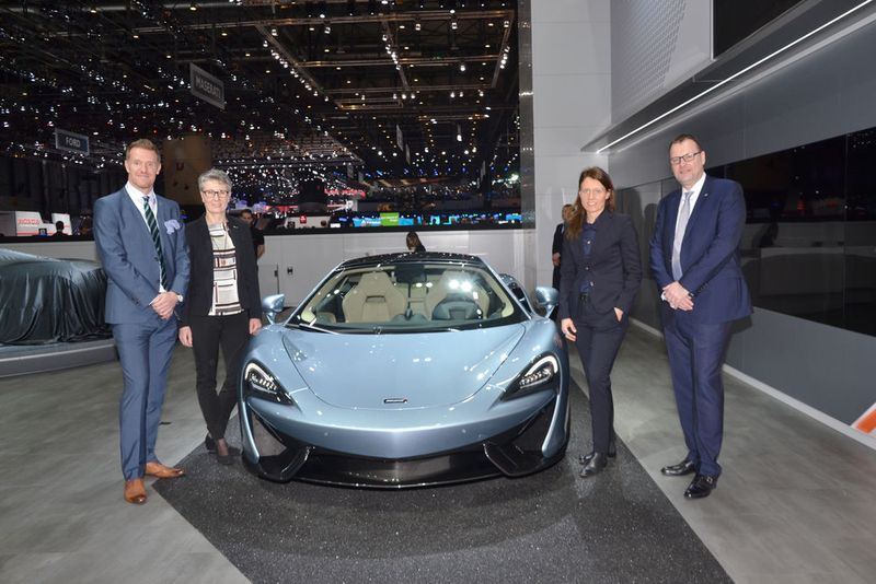 Am  Stand von McLaren trafen sich Vertreter des britischen Sportwagenherstellers mit Verantwortlichen von McLaren Financial Services: (v.li.) Simon Luckhurst (Director of Financial Services bei McLaren Automotive), Dagmar Girod (Head of Marketing), Martina Krauß (Head of Business Development Dealer Finance) und Jon Pollock (Managing Director Europe McLaren Automotive). (Mauritz/»kfz-betrieb«)