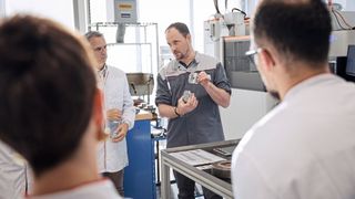 Le site de Glovelier a diversifié ces activités mais l'étampage est son savoir-faire historique. Du dessin technique au traitement thermique, en passant par la fabrication des matrices, tout est fait dans l'atelier. (Source : Guillaume Perret / Cartier)