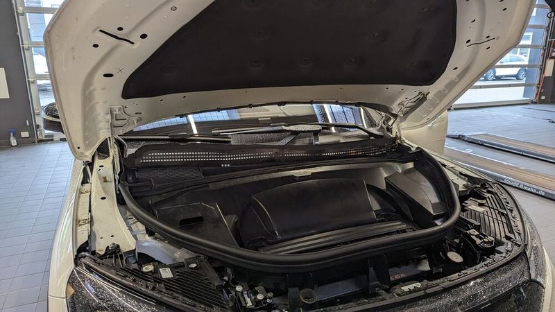 4. Der Antrieb: Das getestete, allradangetriebene EQE SUV 350 4Matic  leistet 215 kW/292 PS bei 765 Nm Drehmoment. Obgleich das SUV mit einem Gewicht von knapp 2,6 Tonnen kein Leichtgewicht ist, reicht dieser Antrieb vollkommen aus, sofern man keinen gesteigerten Wert auf sportliches Fahren legt. Rund 6,6 Sekunden braucht der Mercedes von 0 auf 100 km/h. Schluss ist erst bei einer Geschwindigkeit von 210 km/h. Dass die Haube hier geöffnet ist, ... (Bild: Rosenow – VCG)