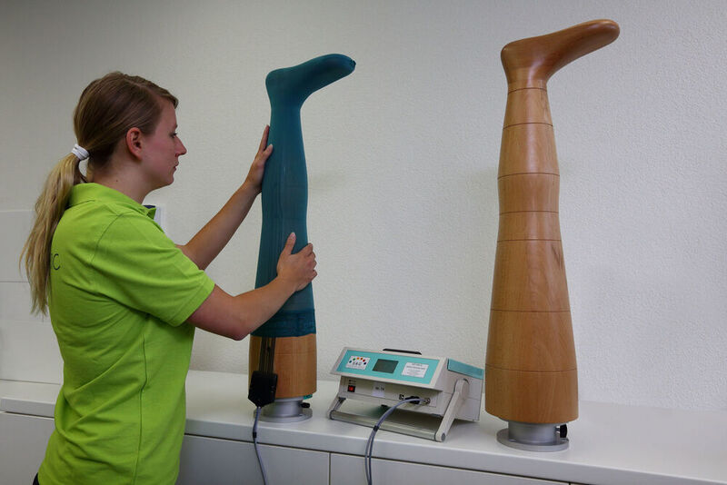 L&R setzt im Bereich Kompressionstherapie auf ein breites Sortiment an kombinierbaren Produkten und Systemen, um für jede Indikation eine optimale Therapielösung anzubieten. Mit der Übernahme von Venosan umfasst das Portfolio künftig auch das komplette Sortiment an rundgestrickten Kompressionsstrümpfen – sowohl als Standard als auch nach Maß.  (Werner Tobler arthausvideo / L&R)