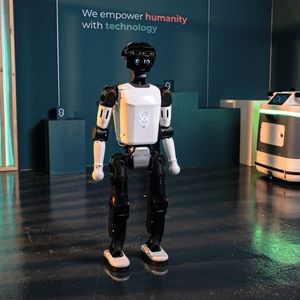 Humanoider Prototyp uMe: United Robotics Group zeigt auf der CES 2026 erste Kernfunktionen wie sprachbasierte Interaktion, sensorbasierte Wahrnehmung (Kameras, Tiefensensorik, Mikrofonarray) und die Anbindung an die Plattform uGo+.(Bild:  United Robotics Group)