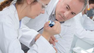 Laborberufe im digitalen Zeitalter: Drei neue Ausbildungsordnungen treten zum 1. August 2020 in Kraft. (©auremar - stock.adobe.com)