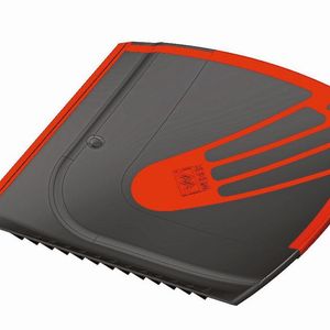 Das Give-away Eiskratzer entsteht aus einem PC/ABS-Blend (schwarz) und einem haptisch ansprechenden TPE (rot) als zweite Komponente, die um das PC/ABS gespritzt wird.