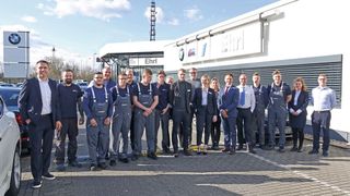 Ein Autohaus zu betreiben, ist ein Mannschaftssport – eine Tatsache, die der ehemalige Leistungssportler Andreas Ehrl (hinten, Mitte) beherzigt. (Bild: Rosenow – VCG)