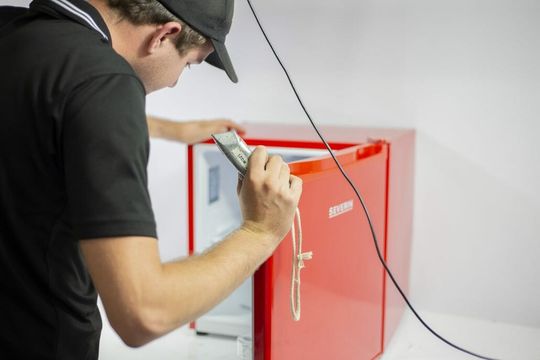 (Das Kreislaufwirtschaftsgesetz (KrWG) schreibt unter anderem das Verbot vor, Elektro- und Elektronikgeräte vor oder nach der Rücksendung an den Händler durch eine Entsorgung dem Markt zu entziehen. (Bild: Buybay))