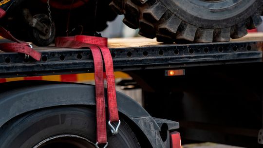 Drei neue VDI-Richtlinien regeln unter anderem die Anforderungen zur Beschaffenheit, Ablegereife, Kennzeichnung und Prüfung von Ladungssicherungsmitteln wie Spanngurten an Straßenfahrzeugen.(Bild: ©  K - stock.adobe.com)