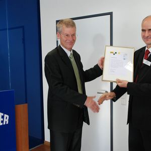 Prof. Dr.-Ing. Peter Janny von der ihk Bodensee-Oberschaben übergibt die Patenurkunde für Waldner Laboreinrichtungen an Stefan Holler, Marketingleiter bei Waldner.
