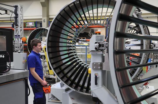 A look into the engine assembly at MTU in Munich. The best part: The order situation is already so strong (primarily from the civil sector) that there is no need to worry about the medium-term future...(Source:  MTU)