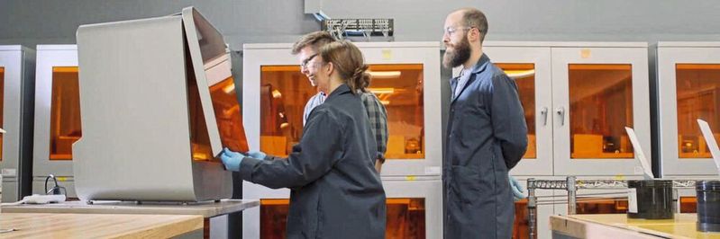 Flexibel auf den Markt und seine wechselnden Anforderungen zu reagieren wird auch in der Serienproduktion immer wichtiger. 3D-Druck ist dabei ein Faktor, mit dem auch KMU die Ansprüche erfüllen können.(Bild:  Formlabs)