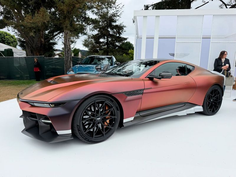 Der Aston Martin Valen trägt zwar noch die Gene des Vanquish, sieht aber deutlich schärfer aus. (Bild: SP-X/Benjamin Bessinger)