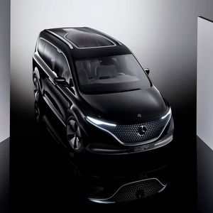 Beim 4,95 Meter langen Showcar spielen die Designer mit dem Mercedes-Markenzeichen, dem Stern.(Bild:  Mercedes)