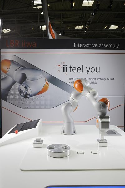 Der Kuka LBR iiwa ist für die direkte Zusammenarbeit zwischen Mensch und Maschine ausgelegt. (Bild: Microsoft)