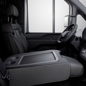 Der mittlere Sitz im E-Vali kann als Arbeitsfläche genutzt werden, um etwa Papierkram zu erledigen.(Bild:  BYD)