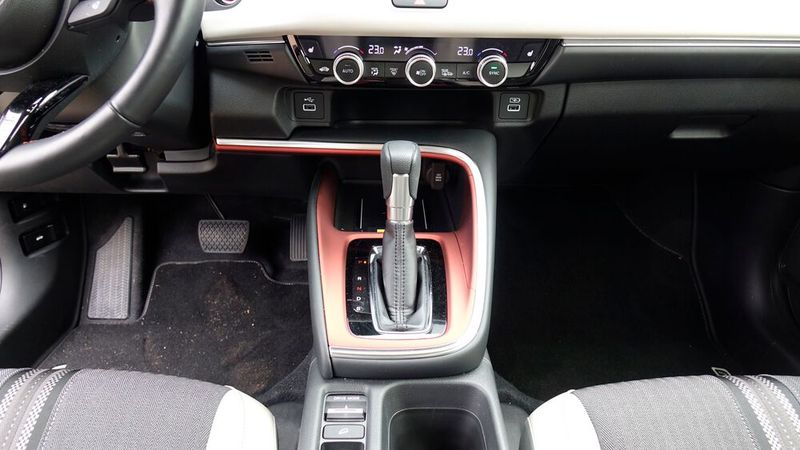 Obwohl es kein Getriebe gibt, hat der HR-V noch einen klassischen Wählhebel mit den gewohnten Positionen für P, R, N und D.  (Bild: Rosenow – »kfz-betrieb«)