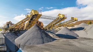 Die Förderung von Schüttgut stellt hohe Anforderungen an die Leistungsfähigkeit und Robustheit der Antriebstechnik. (Bild: Getriebebau Nord)