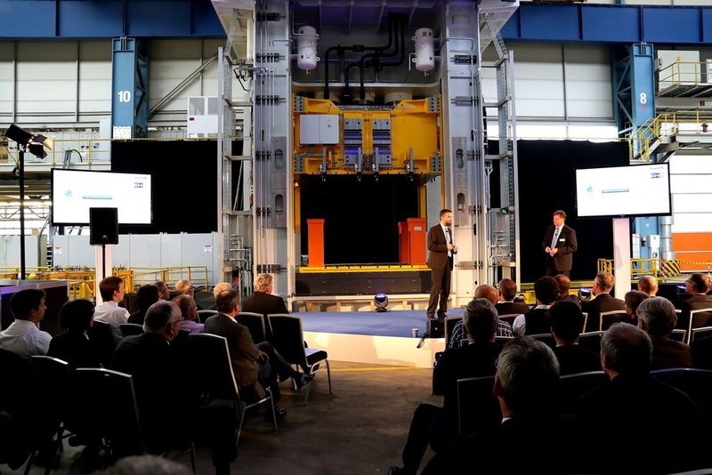 Steffen Nickler (l.) und Jens Aspacher von Schuler präsentierten den geladenen Gästen (aus der Automobil- und -zulieferindustrie) am Standort Waghäusel die neue PCH-Technologie. Die Schuler eigene Presse wird im Kompetenzcenter in Göppingen für Demonstrations- und Testaufgaben ihren Platz finden. (Bild: Schuler)