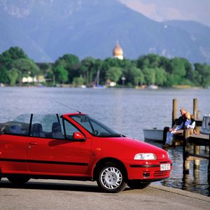 Das Vollcabriolet ohne den sonst aus Stabilitätsgründen notwendigen feststehenden Überrollbügel verführte zum Sonnenbad.(Bild:  Fiat)