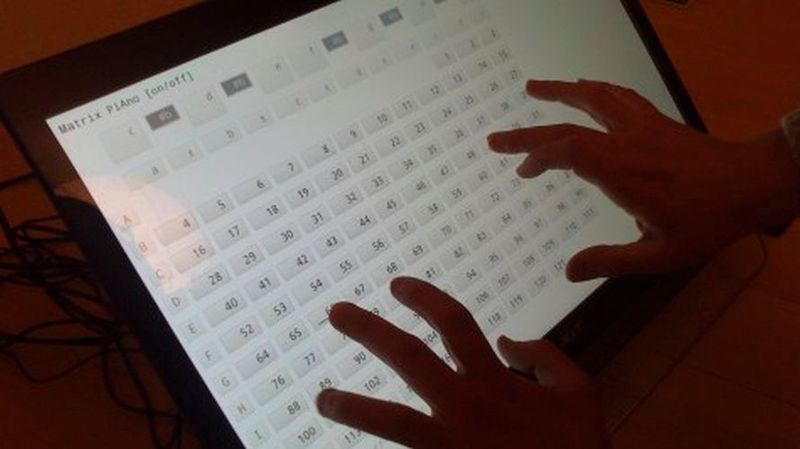 Matrix PiAno (Stand: 152): Sinus-Frequenzgenerator mit 121 Tasten (27,5Hz-28,1kHz) als Piano auf Raspberry Pi. Die Tasten werden über 21″ Touch-Monitor oder Tastatur gespielt. Es werden Melodien von Mozart, Beethoven & Bach vorgespielt, für Musikbegeisterte auch Tipps & Tricks zum Spielen auf einer PC-Tastatur verraten.  (Bild: Halis Uzun)